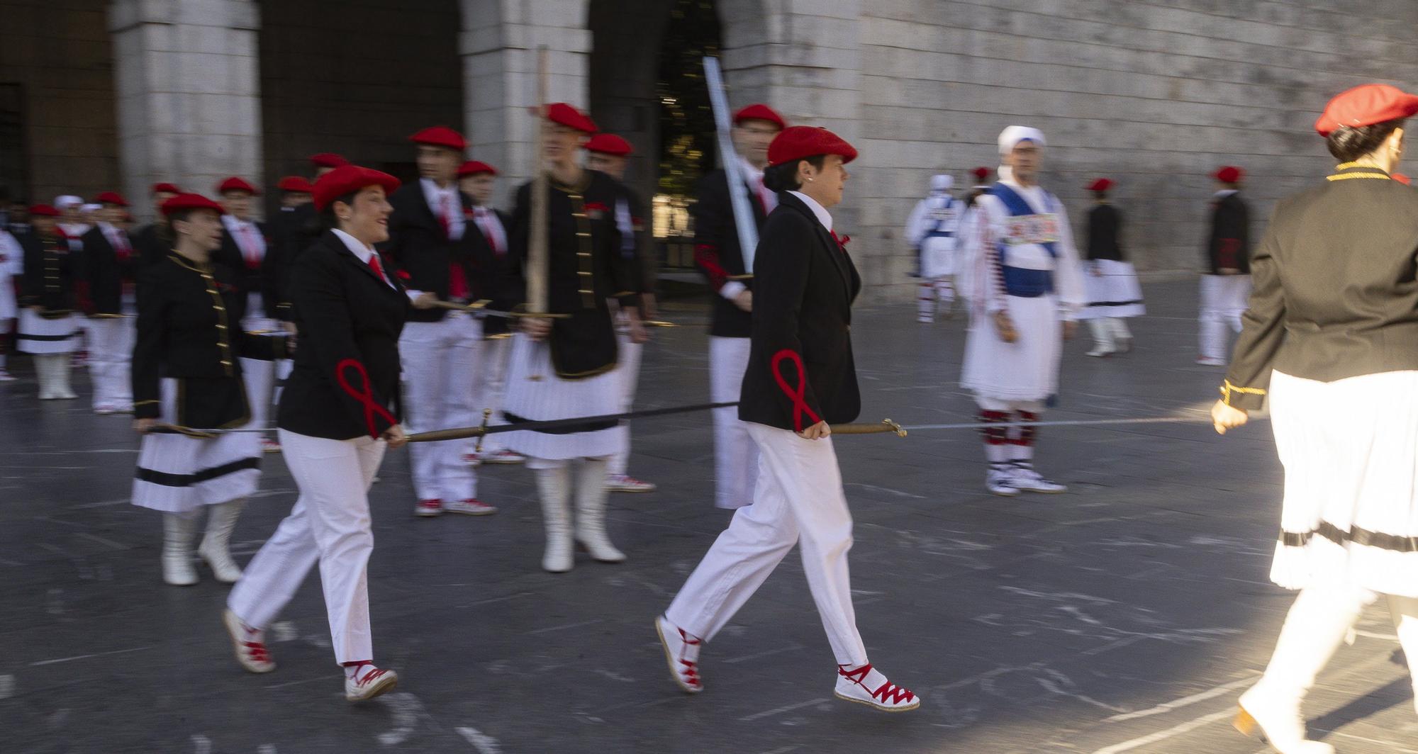 Elgoibar baila al ritmo de las espadas de la celebración de la Virgen del Rosario