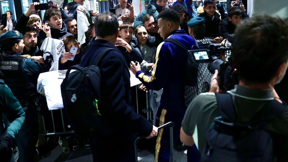 La llegada de los jugadores del Real Madrid al aeropuerto de Noain este viernes antes del partido contra Osasuna