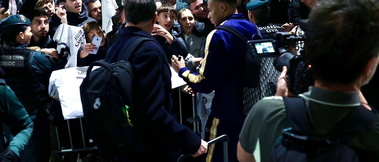La llegada de los jugadores del Real Madrid al aeropuerto de Noain este viernes antes del partido contra Osasuna