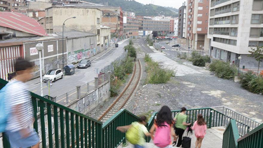 En la imagen todavía se puede apreciar el discurrir de las vías del tren por el barrio de Irala. Fotos: Pablo Viñas
