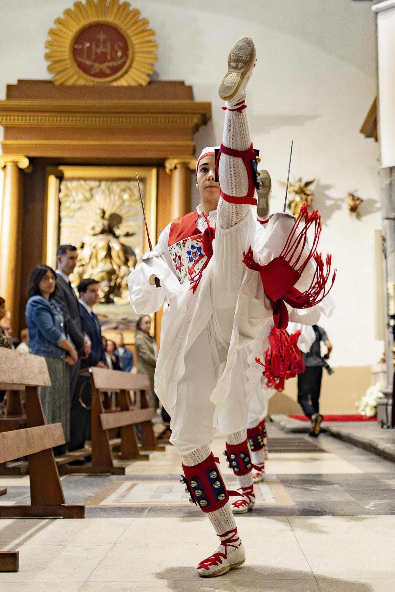 Elgoibar baila al ritmo de las espadas de la celebración de la Virgen del Rosario