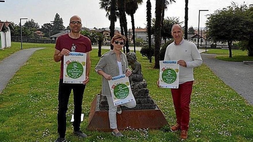 Carlos Sánchez, Pía Alzaga y Juan Luis Silanes, ayer en los jardines de Kasino Zaharra.