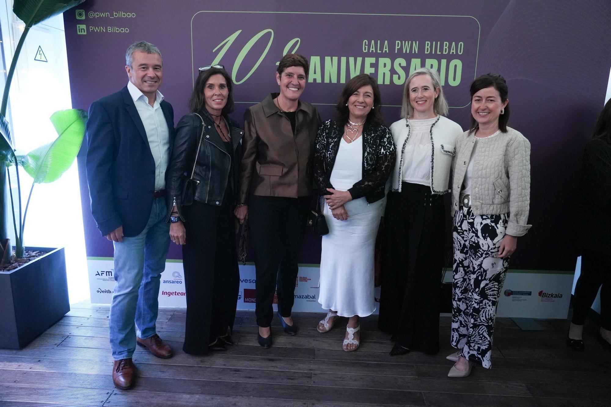 Aitor Elordui, Nuria Huidobro, Leire Madariaga, Itziar Epalza, Iratxe Olabarri y Nerea Barbadillo en el photocall de la gala del aniversario de PWN.