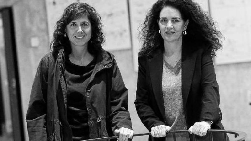La edil Patricia Perales, junto a Amaya Villanueva, de la asociación de comerciantes del Ensanche.