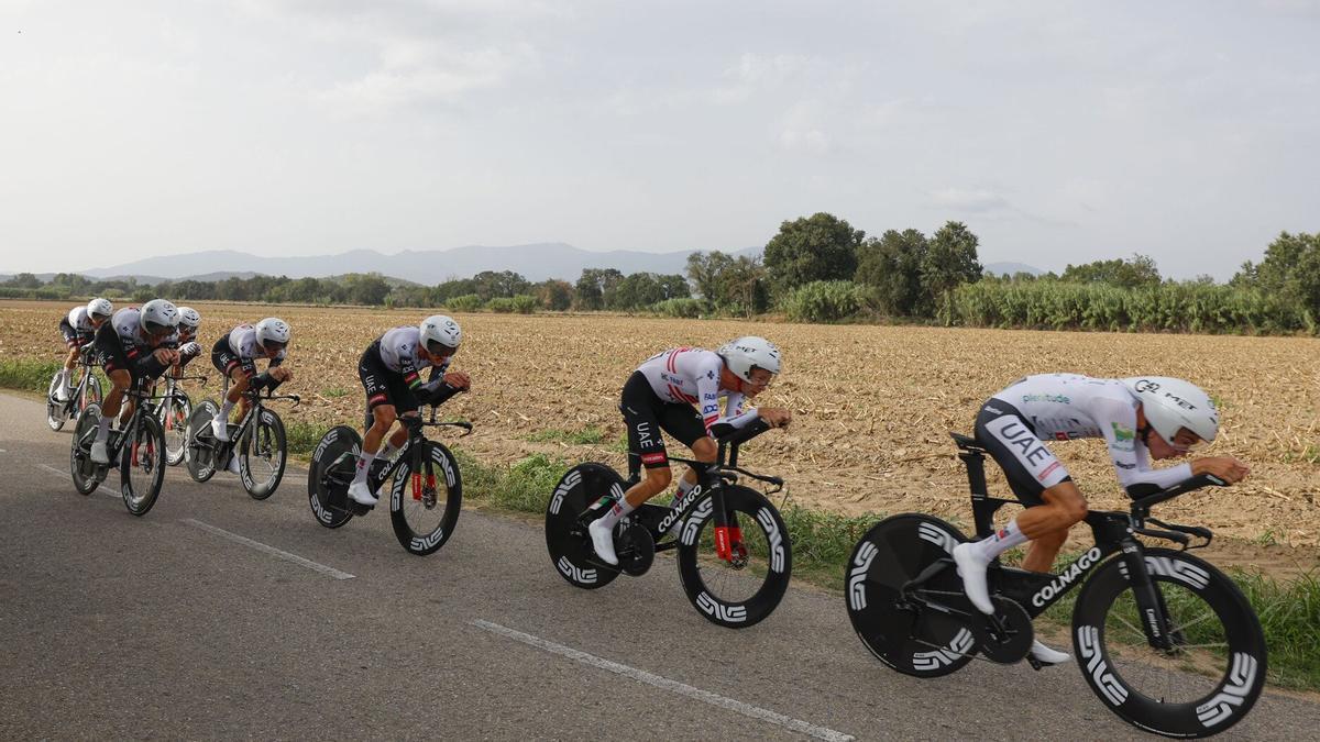 El equipo UAE, durante la contrarreloj por equipos de la Vuelta de este miércoles.
