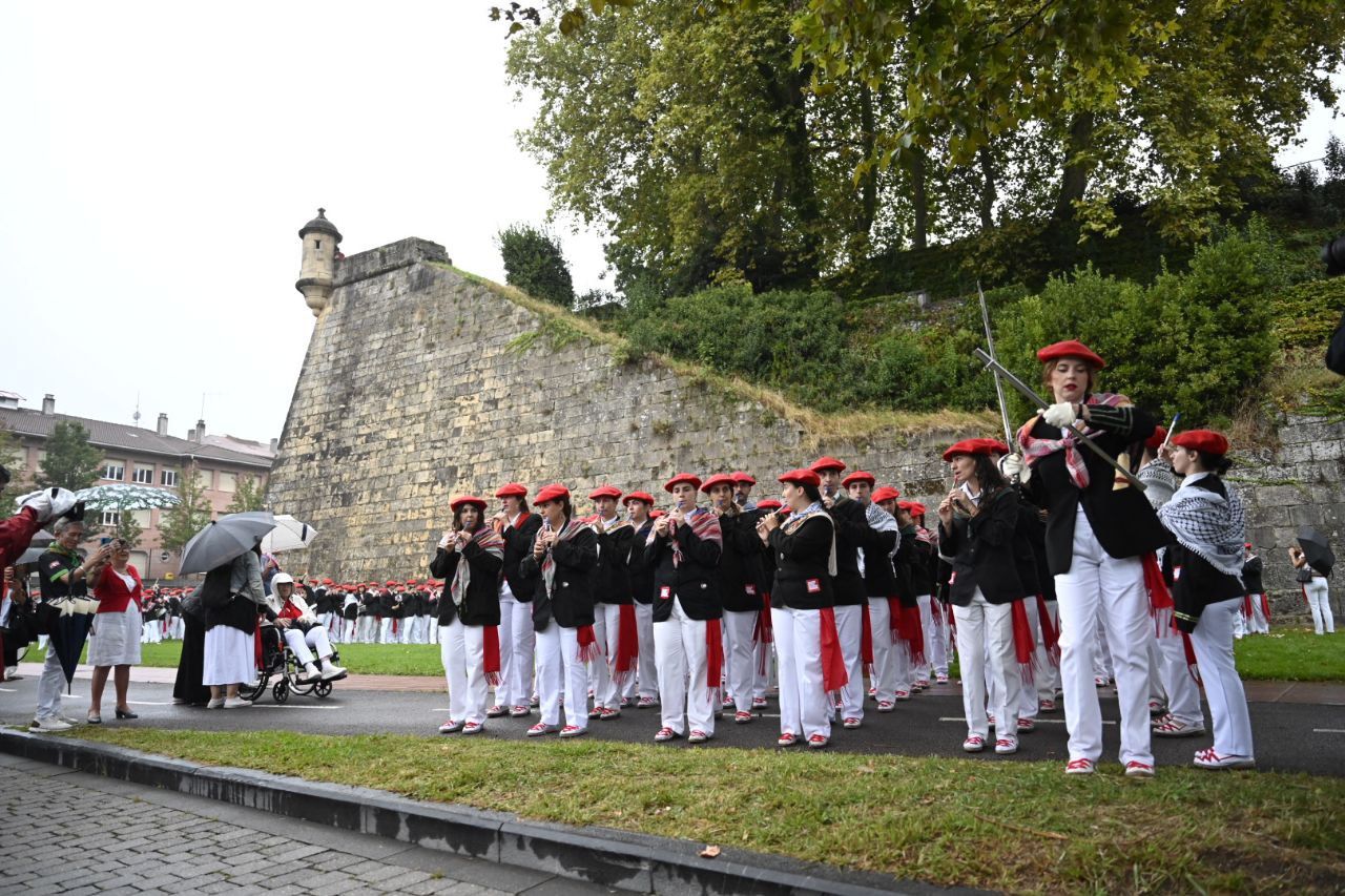 La compañía Jaizkibel desfila en Hondarribia
