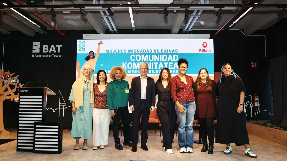 Foto de familia tomada al inicio de esta jornada promovida por la Comunidad de mujeres migradas bilbainas.