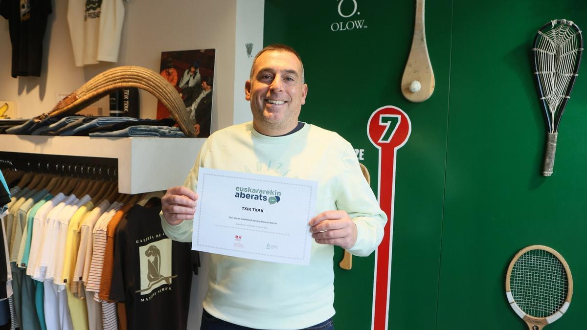 Iñigo de Marcos en su tienda Txik Txak.