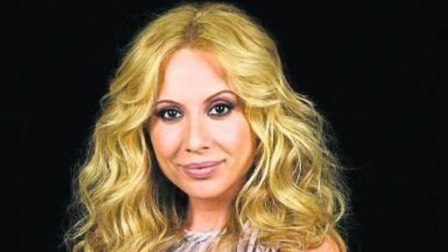 Marta Sánchez insiste en que le chantajearon para salir desnuda