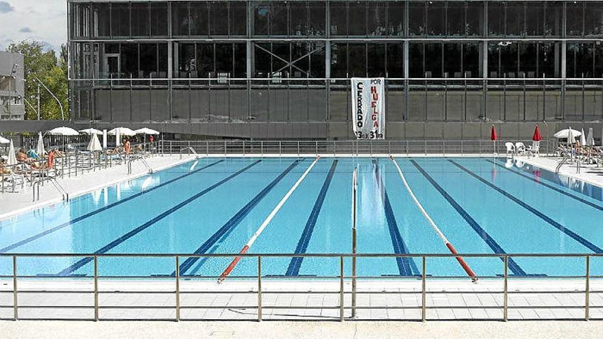 Las piscinas estuvieron vacías aunque los usuarios pudieron usar el solárium. Hubo pancartas en las instalaciones deportivas y en la plaza de la Virgen Blanca.