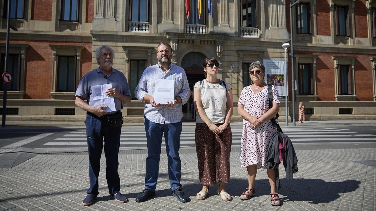 Representantes de la Plataforma contra las Minas de La Bal D&#039;Onsella y El Perdón, Ecologistas en Acción y la Fundación Sustrai Erakuntza, este lunes ante el Parlamento.