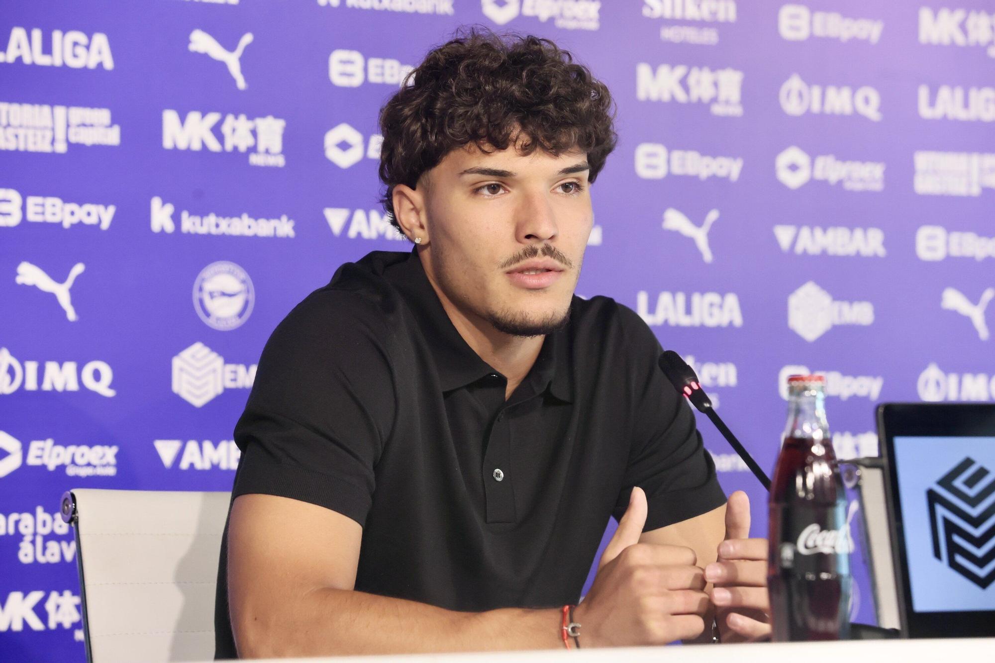 En imágenes: La presentación de Youssef Enríquez como jugador del Alavés