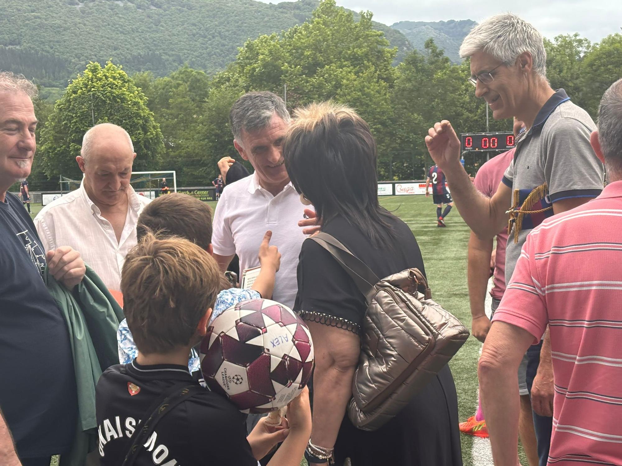 En imágenes: el Arratia homenajea a José Luis Mendilibar