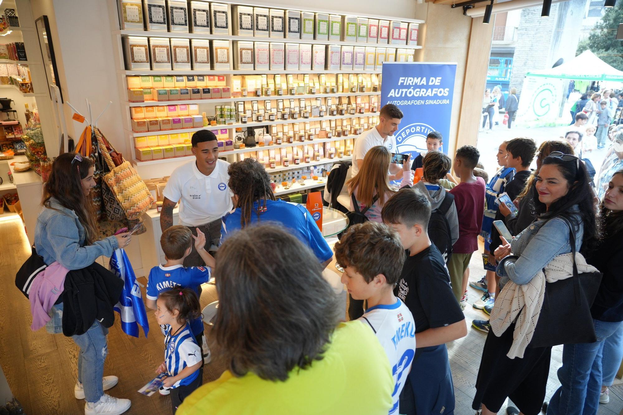 En imágenes: Firma de autógrafos para desbordar Vitoria-Gasteiz de ilusión albiazul