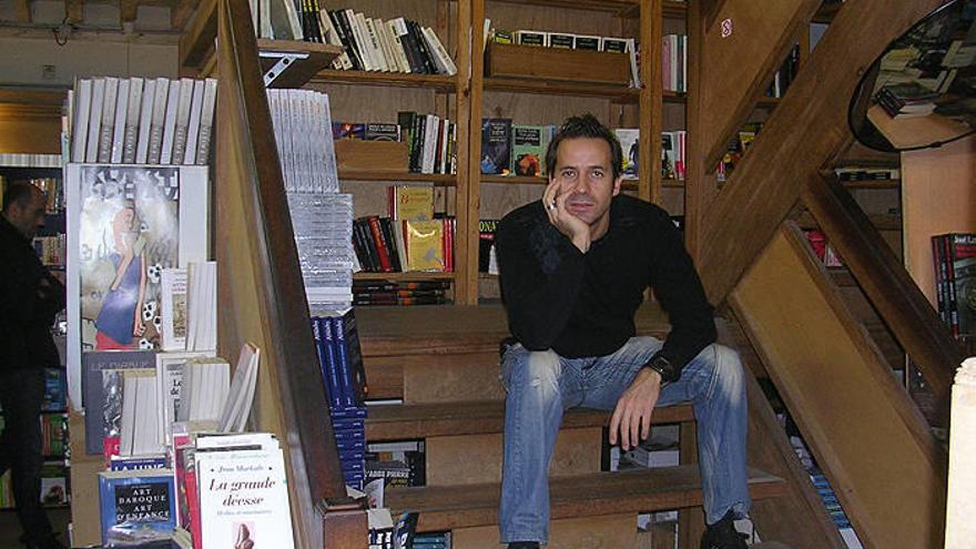 Javier Asiáin, en una imagen tomada en una librería del Barrio Judío de París.