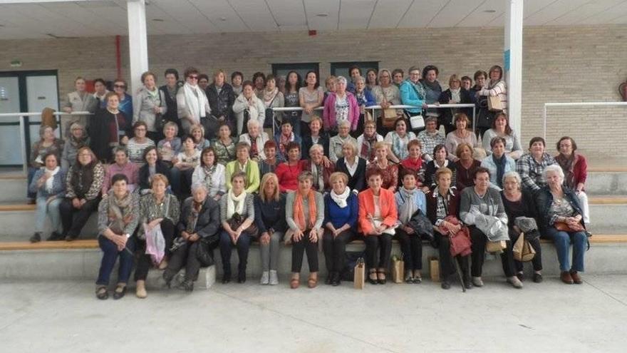 Las mujeres participantes en esta fiesta que tuvo lugar en Legaria.