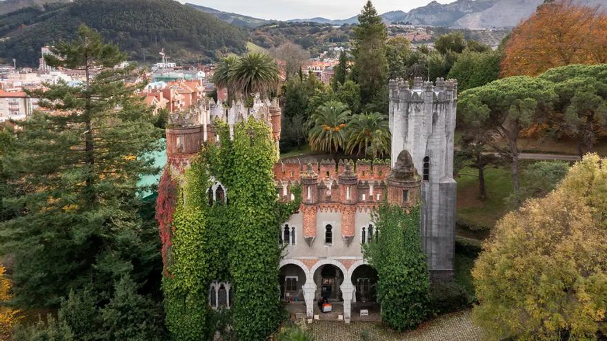 El exclusivo castillo con vistas al mar que puedes comprarte a solo media hora de Bilbao