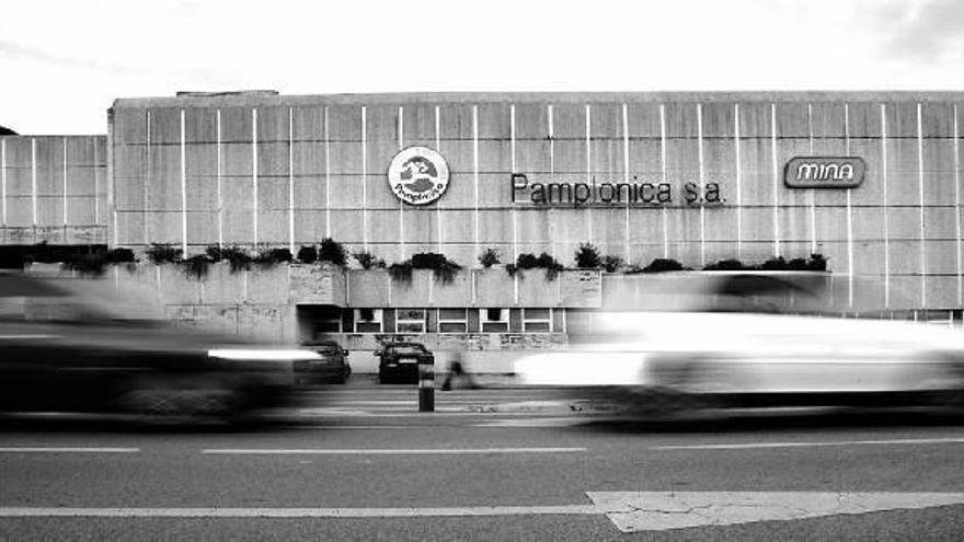 Exterior de la fábrica de Pamplonica SL, en Pamplona, condenada por acoso laboral.