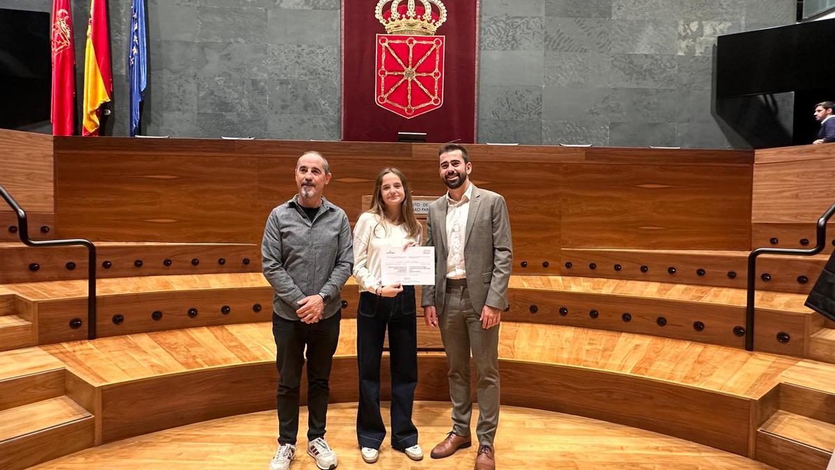 Elena Lozano, mejor oradora en castellano, entre Ritxar Arlegi (izq.) y Miguel Matellanes.