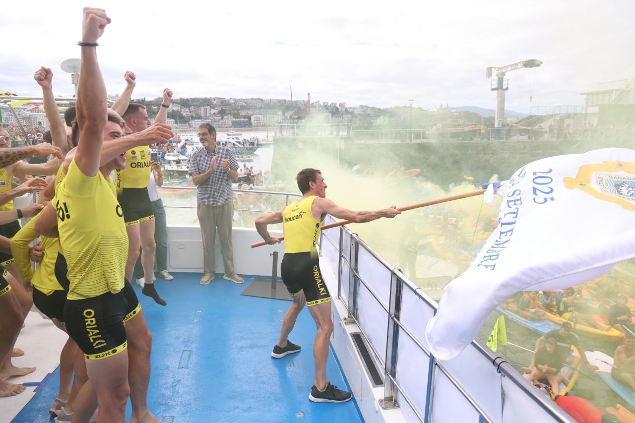 Donostia Arraun Lagunak y Orio celebran el triunfo en la Bandera de la Concha