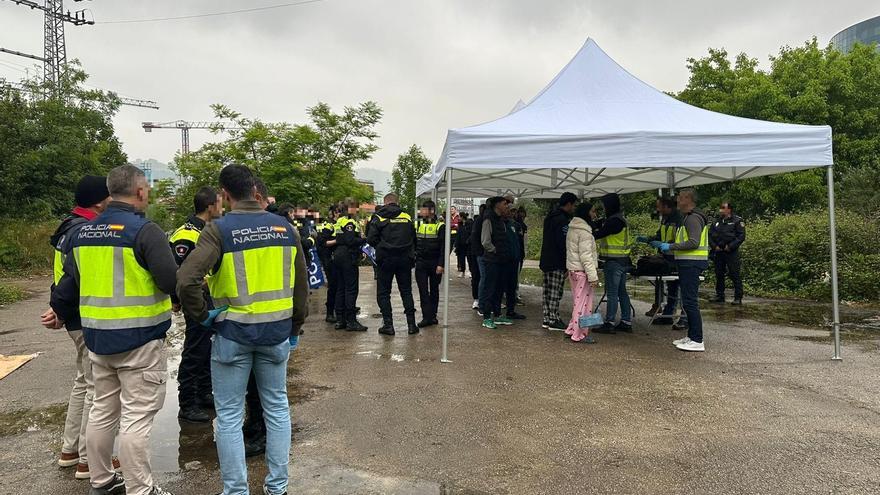Ocho detenidos en el campamento de Olabeaga