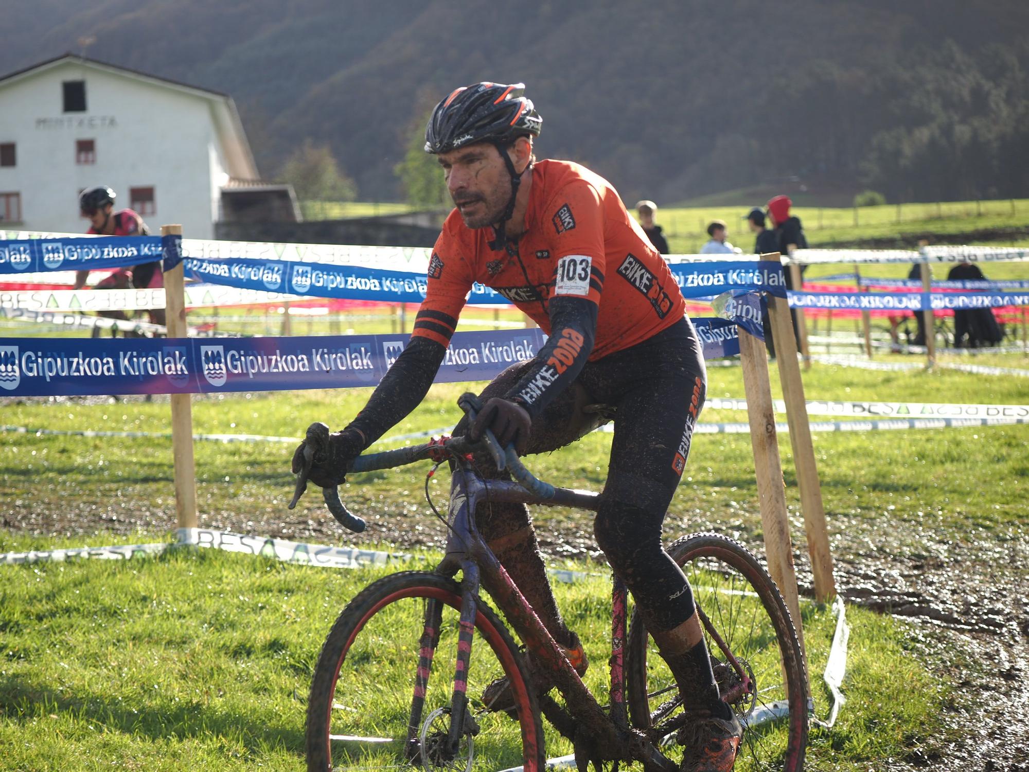 El barro se sumó al espectáculo de ciclocross en Elgoibar