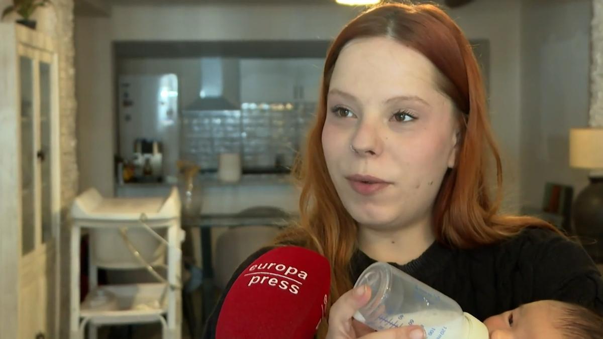 Olivia Mínguez, alimentando a su bebé.