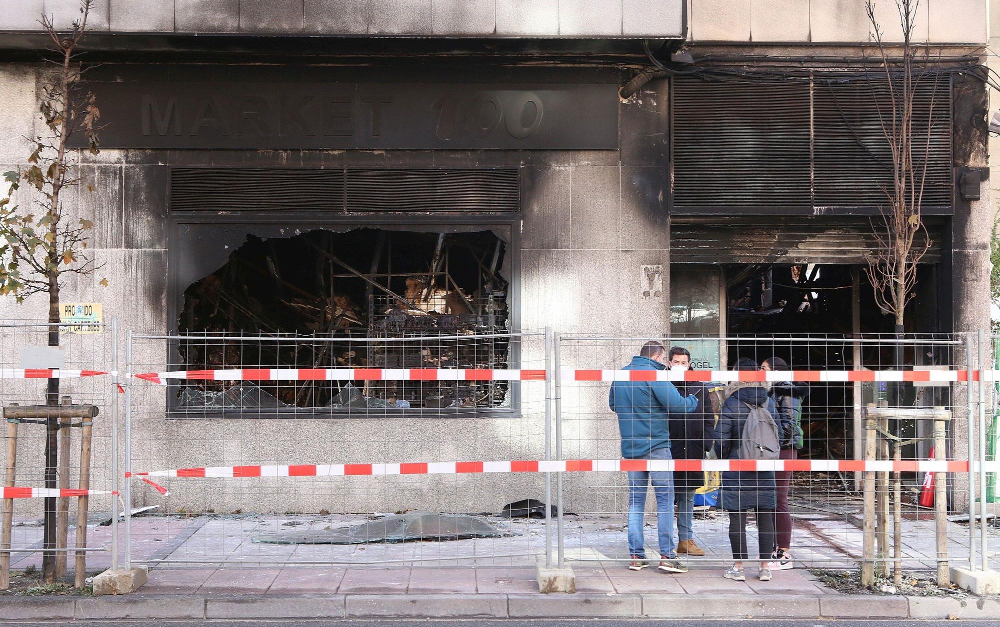 [FOTOS] Así ha quedado el bazar incendiado en la Rochapea