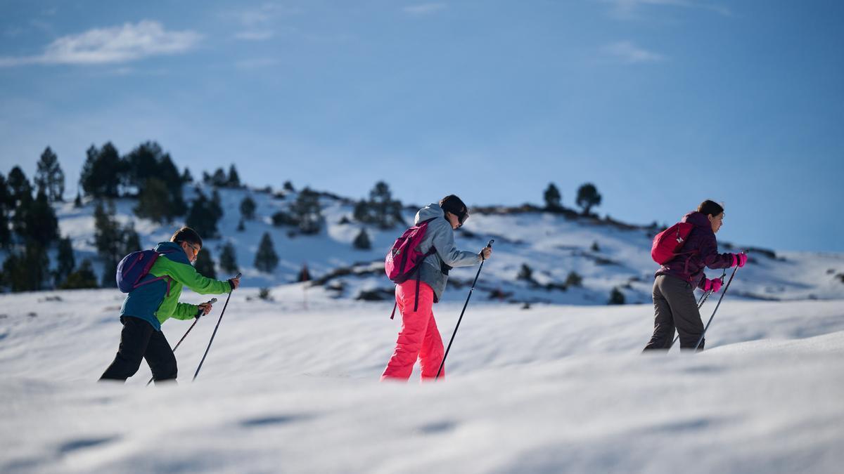 Estudiantes durante la campaña escolar de esquí de este 2025, en las pistas del centro Larra-Belagua, en Isaba