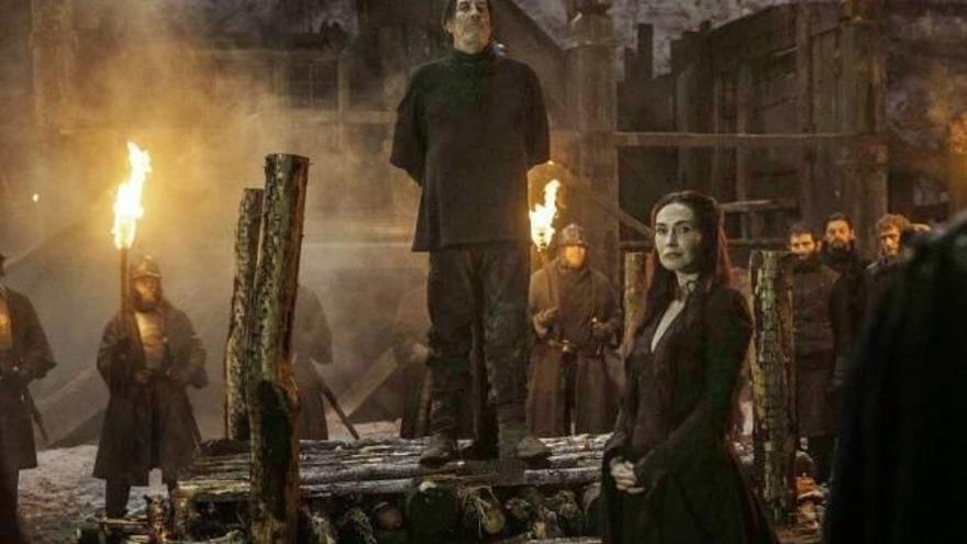Arriba, imagen de ‘American horror story’. Abajo, escenas de ‘Juego de yronos’, ‘Fear the walking dead’, ‘Los cien’ y ‘Scream queens’.