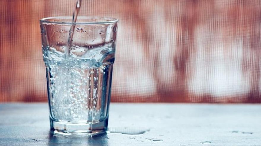 FACUA pide vigilar a la hostelería para garantizar que ofrecen agua de grifo