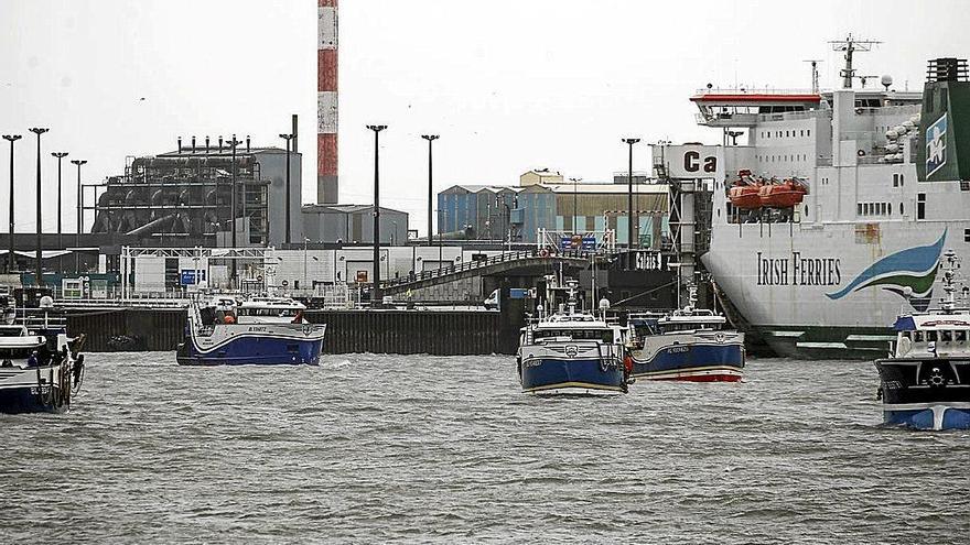 Pesqueros franceses bloquearon tres puertos, uno de ellos el de Calais, al que pertenece la imagen. Foto: Efe