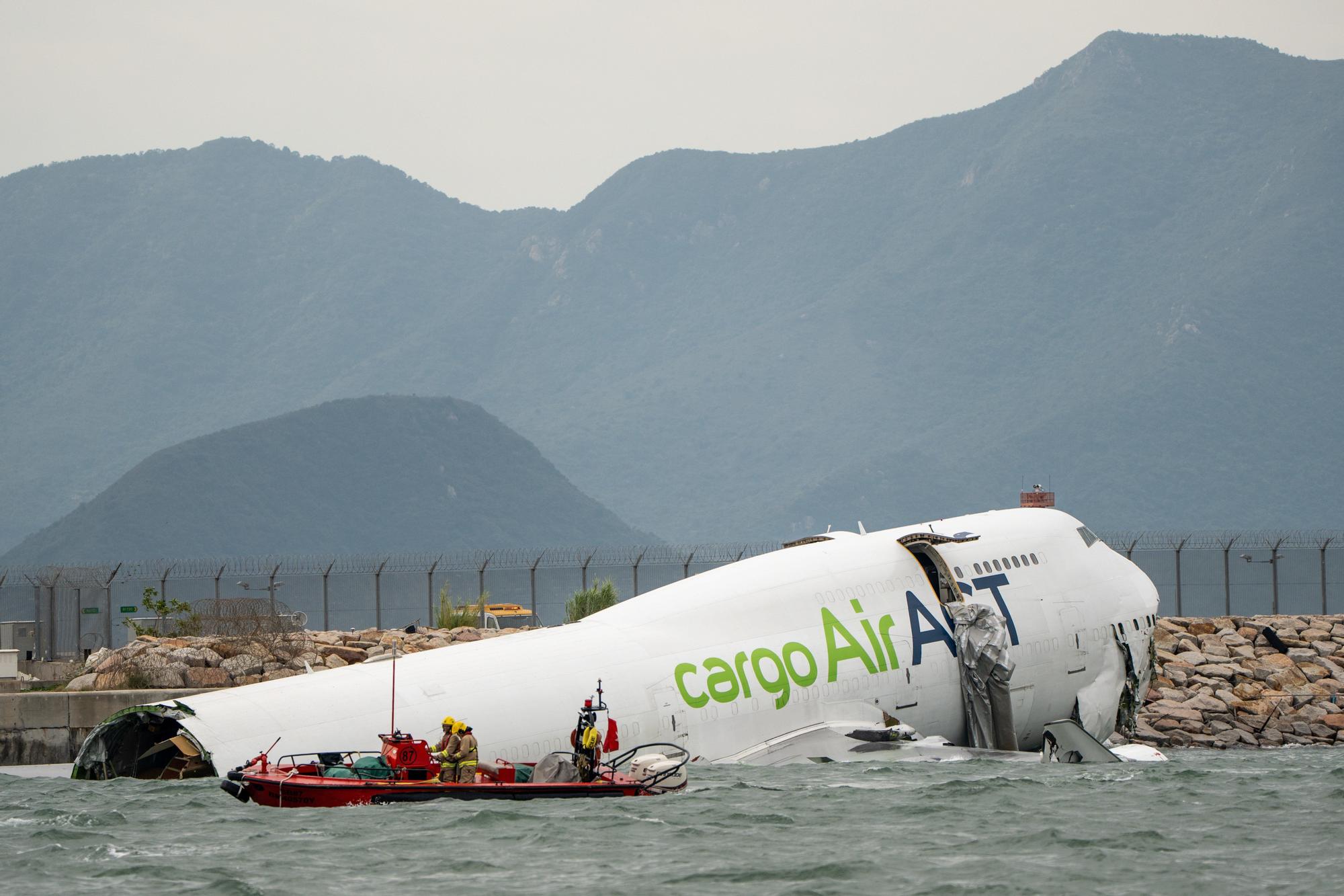En imágenes: Un Boeing 747-481 de carga pierde el control y cae al mar al aterrizar en Hong Kong