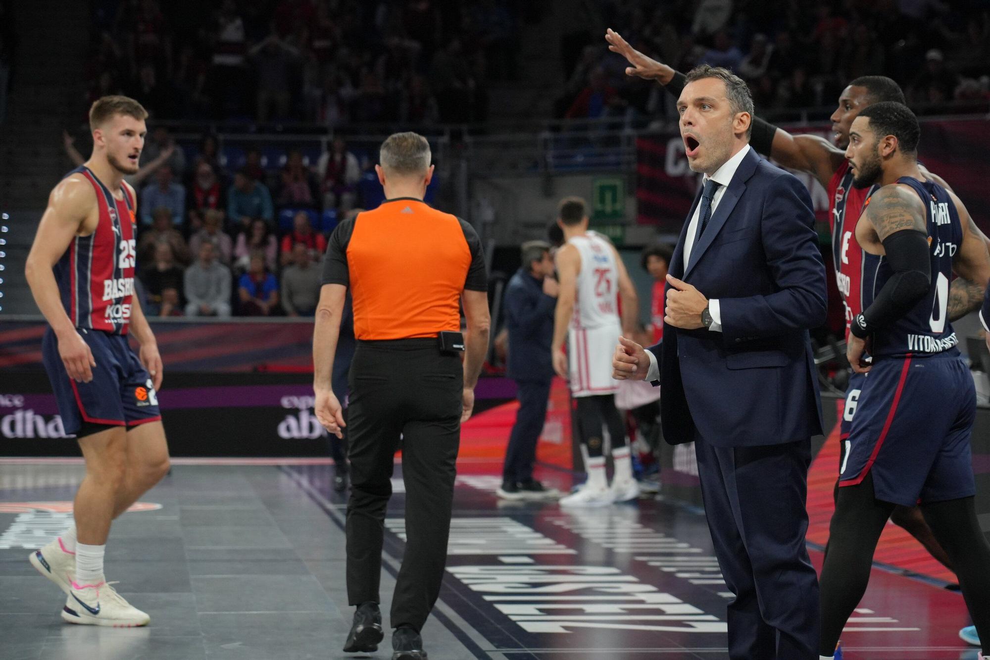 Todas las imágenes del Baskonia - Olympiacos en el Buesa Arena