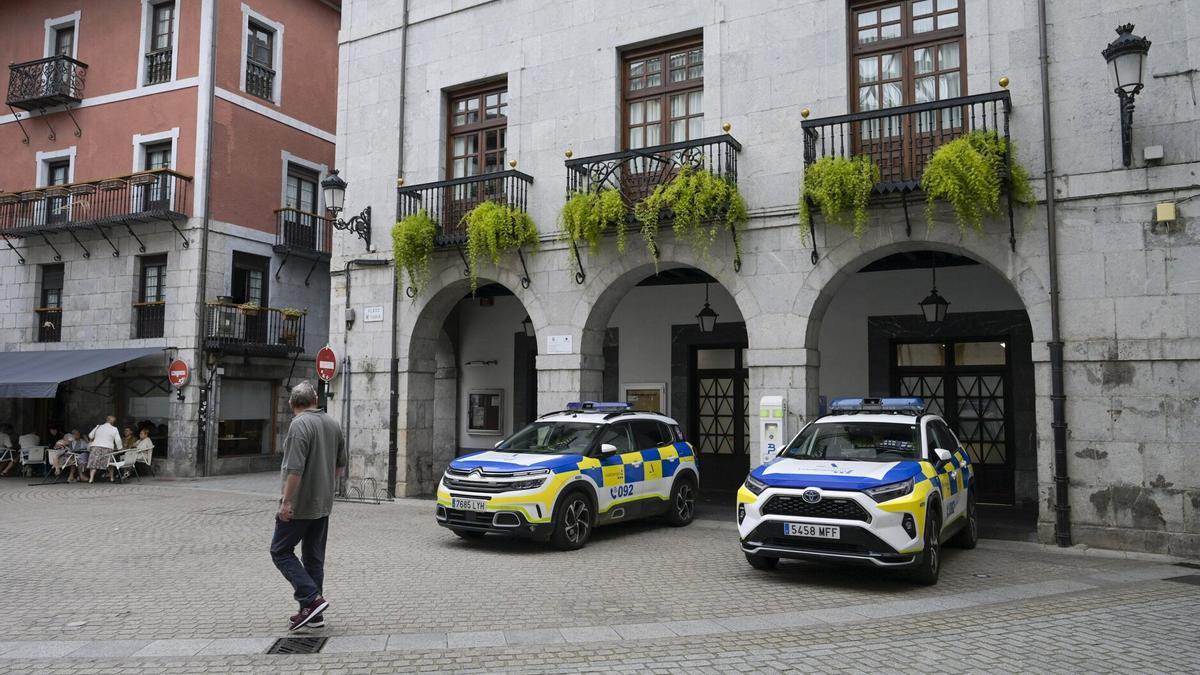 Coches delante de la Comisaría de la Policía Local de Azpeitia