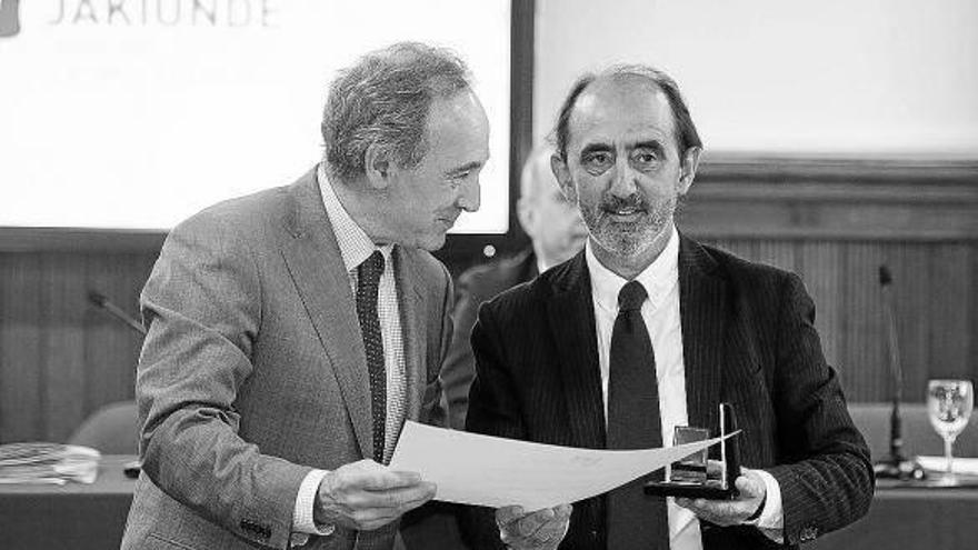 Innerarity, recibiendo la insignia de la Academia de manos de Jesús Mª Ugalde, presidente de Jakiunde.