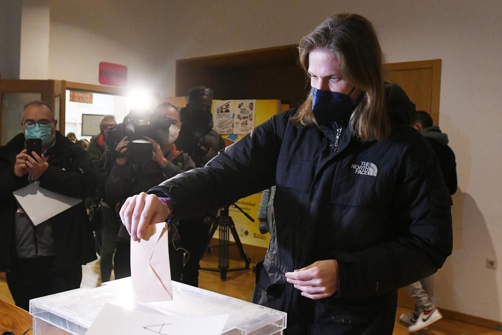 El candidato de Unidas Podemos a la presidencia de Castilla y León, Pablo Fernández, acude a ejercer su derecho al voto en el Colegio Electoral del Ayuntamiento San Marcelo en León.