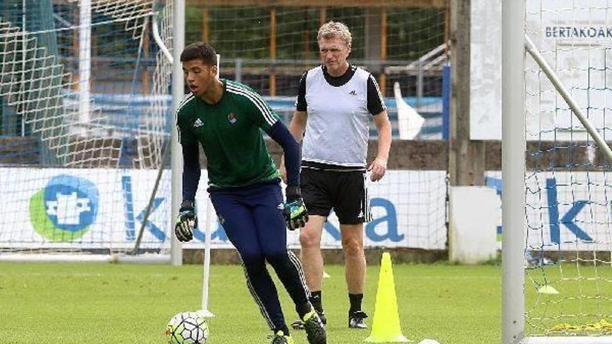 Gero Rulli saca un balón con los pies ante la atenta mirada de David Moyes, ayer en Zubieta.
