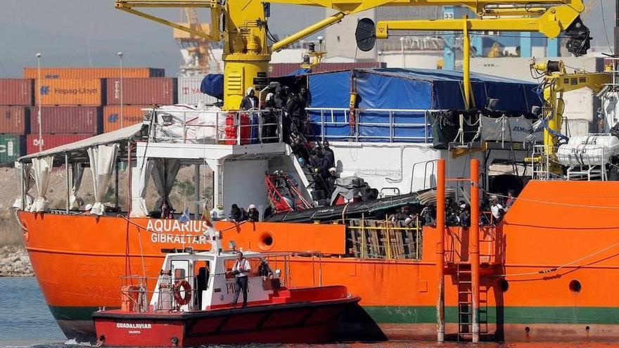 El Aquarius entra por la bocana del puerto  de Valencia con 106 migrantes a bordo.