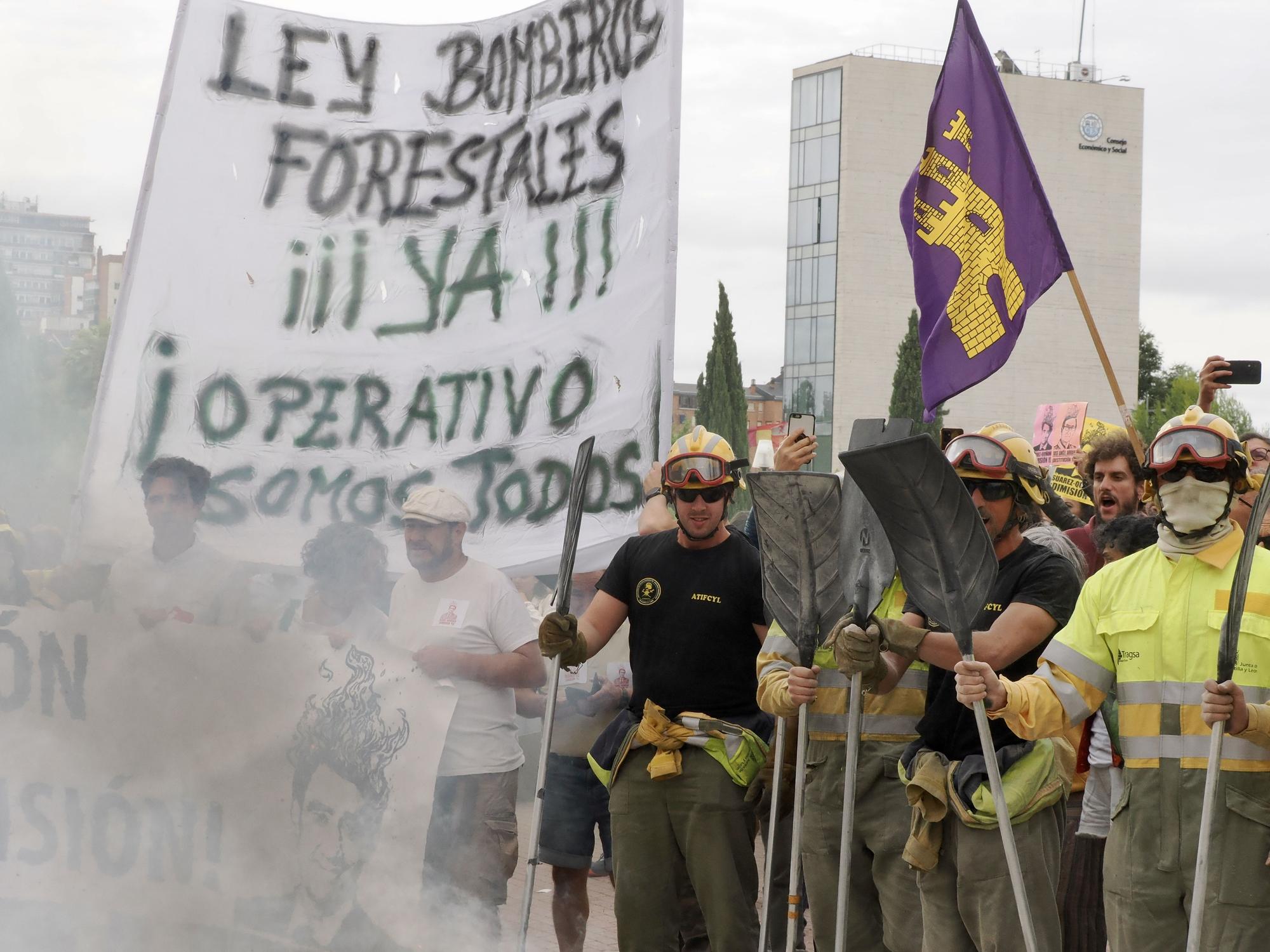 Bomberos forestales protestan frente a las Cortes de Castilla y León durante la comparecencia de Mañueco