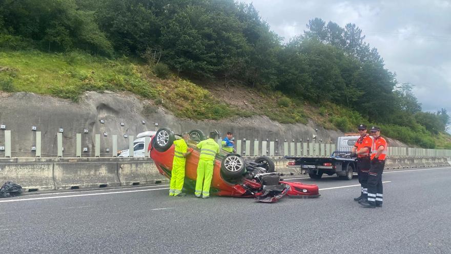 El vuelco de un coche provoca el cierre de la AP-8 a la altura de Galdakao