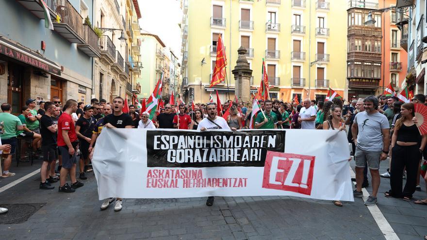 Fotos de la movilización en Pamplona contra la "exaltación españolista" por la final del Mundial de fútbol