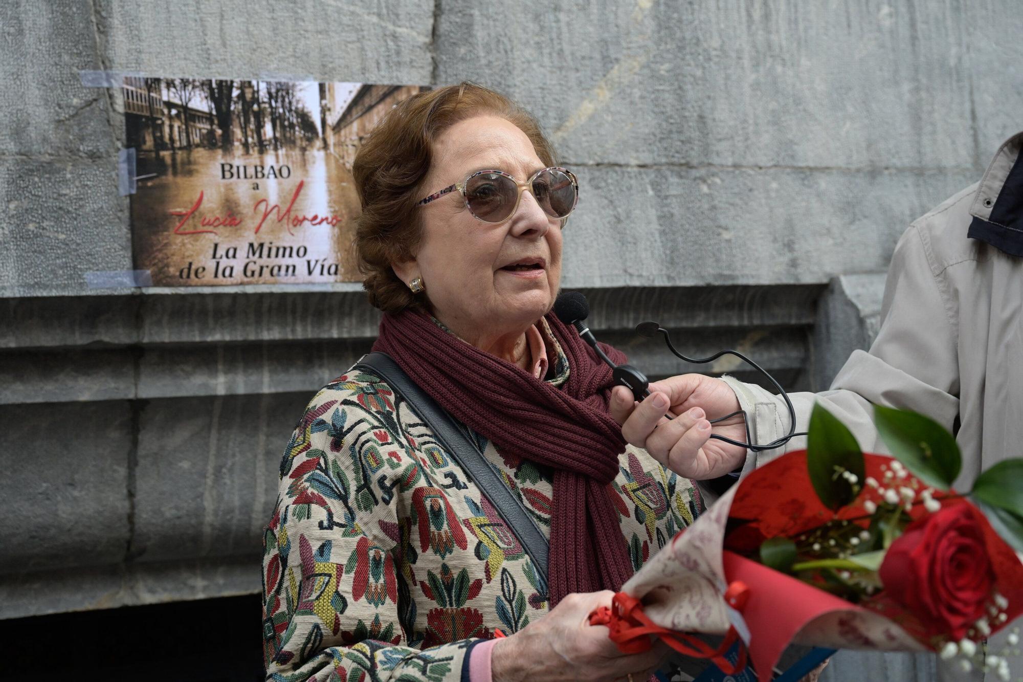 En imágenes: Rosas y poesía para Lucía, la mimo de la Gran Vía de Bilbao