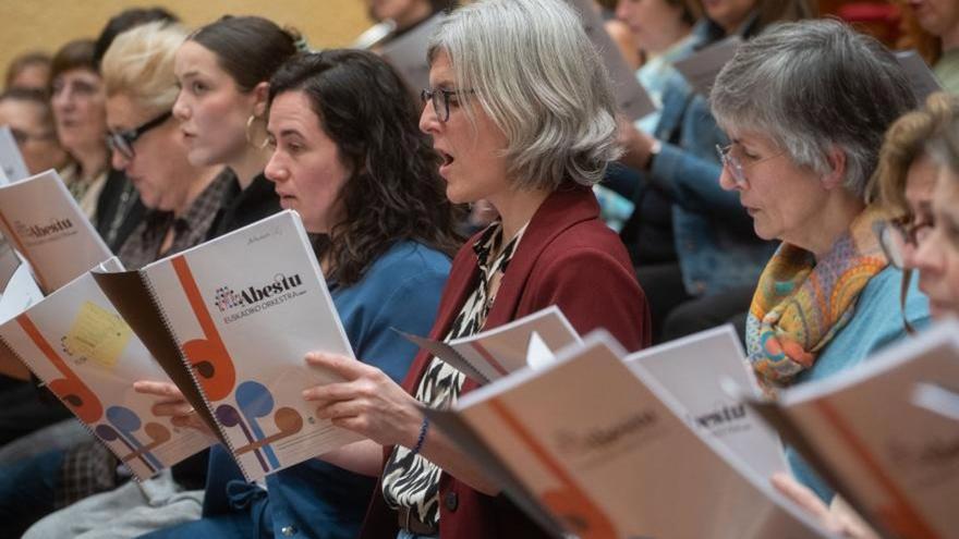 'Abestu Euskadiko Orkestrarekin' ekimenaren bigarren aldiko entseguek erdibidea egin dute
