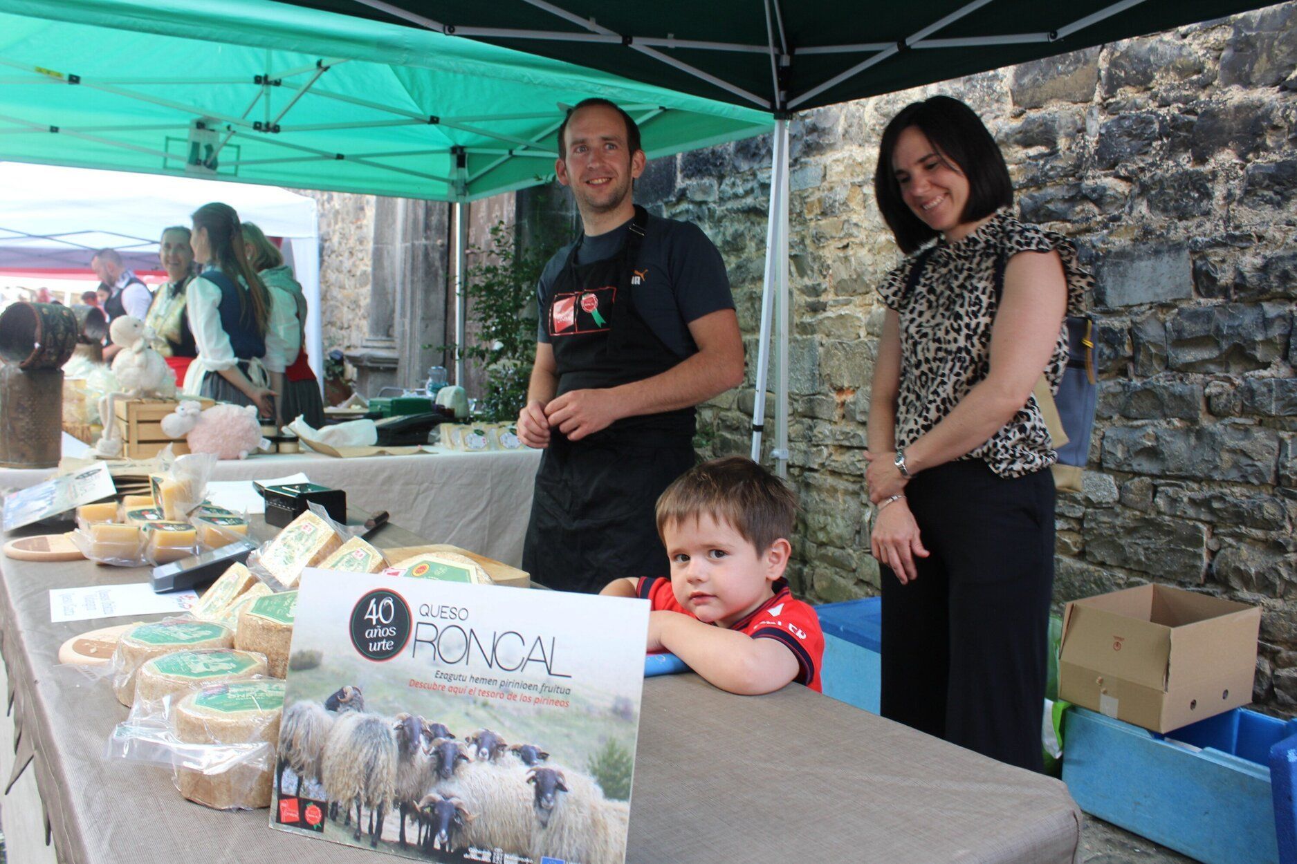 Javier Laspidea, de Onkizu, quesería de Vidángoz, durante el Día del Queso Roncal.