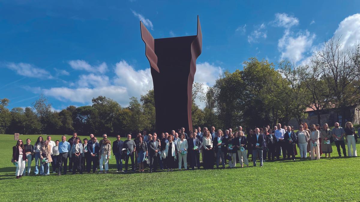 Foto de familia de todos los asistentes en el exterior de Chillida Leku.