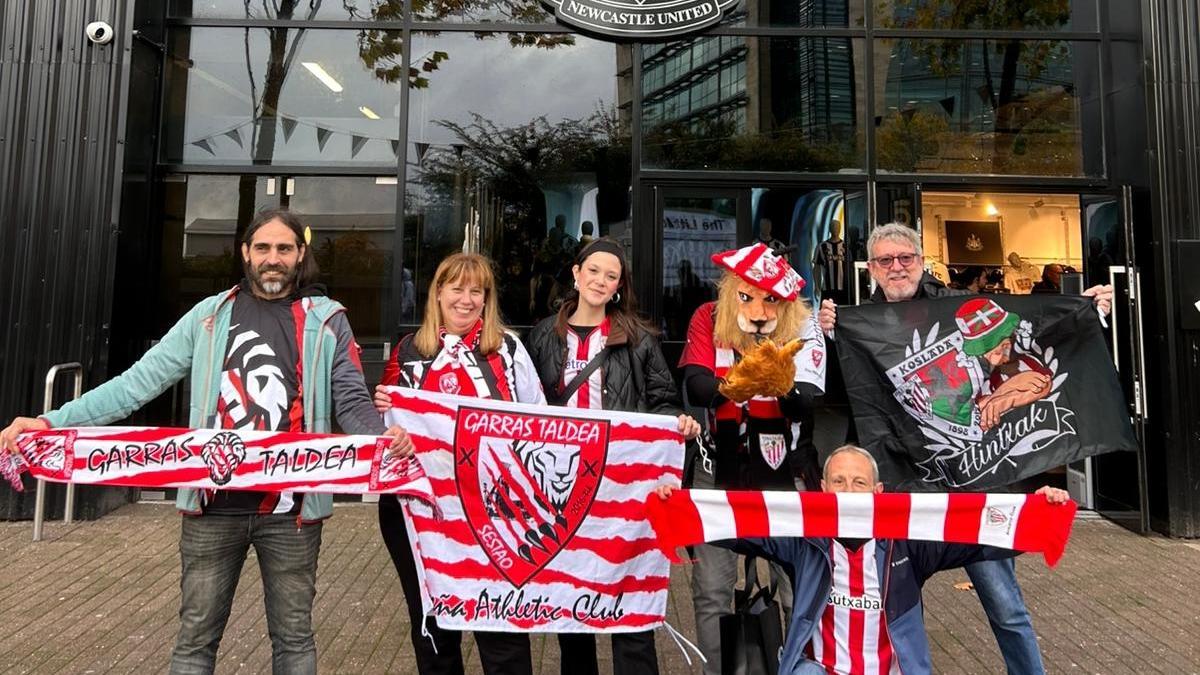 Aficionados del Athletic visitan la tienda del Newcastle