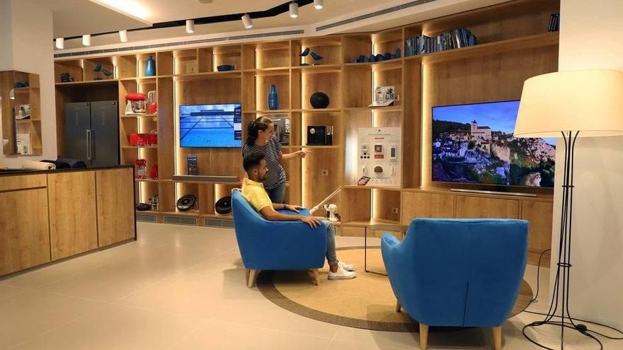 Interior de la tienda que CaixaBank ha abierto en la calle Larios de Málaga.