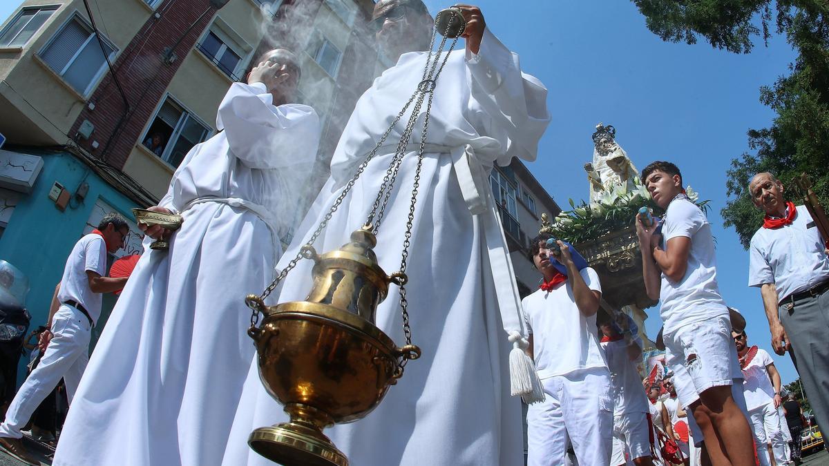 La procesión llenó de fervor las calles de Burlada.