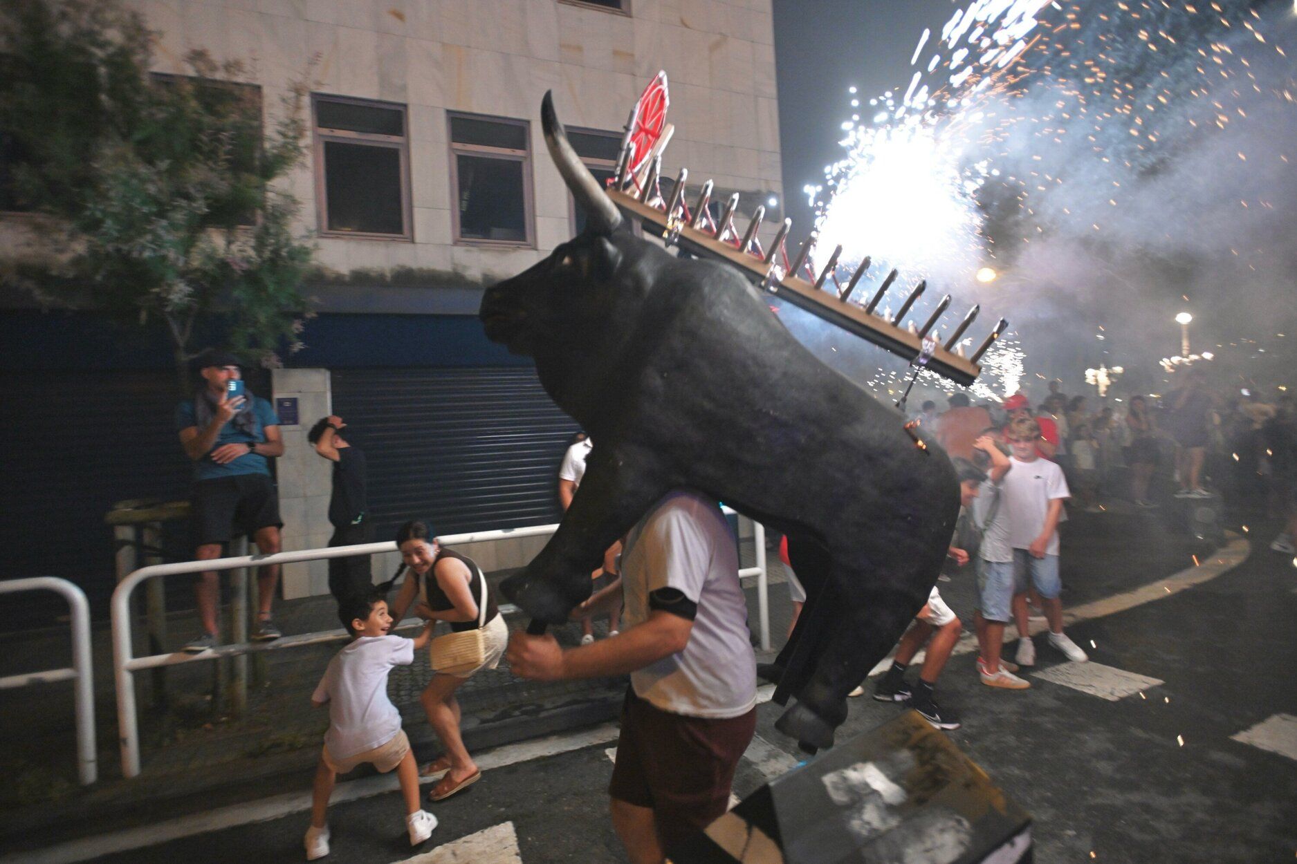 Los toros de fuego llenan de luz y color la noche de Donostia